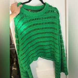Green slightly cropped knit top with oversized sleeves